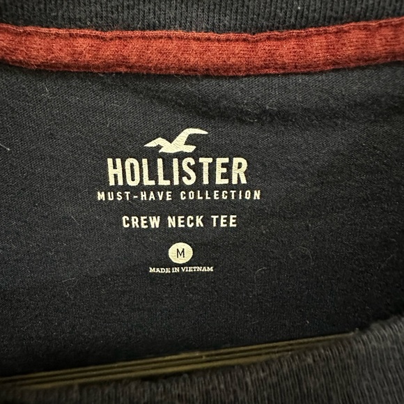 🔥3 for $15🔥 Navy Blue Hollister t-shirt in Medium - Picture 2 of 3